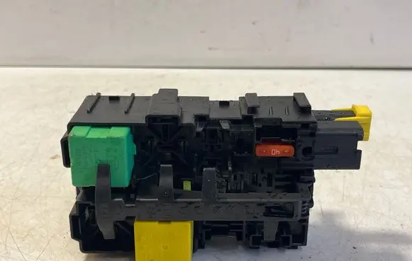 Opel Vivaro Fuse module 9806192580