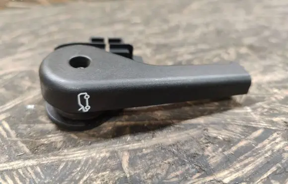 Land Rover Discovery 4 - LR4 Engine bonnet (hood) release handle