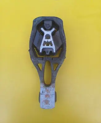 Peugeot 3008 I Engine mount bracket 9811786680