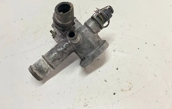Volkswagen PASSAT B5.5 Engine coolant pipe/hose 038121133A