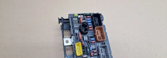 Peugeot 308 Fuse module 9664706280