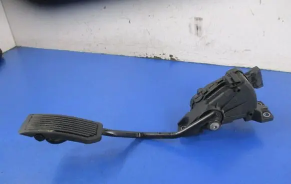 Nissan Almera Tino Accelerator throttle pedal 18002AU410