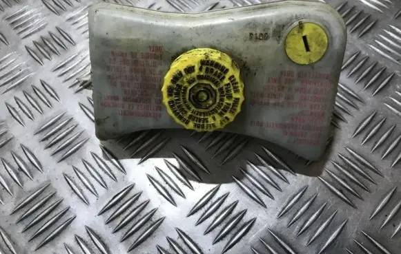 Brake fluid reservoir