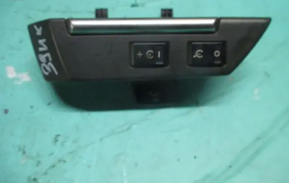 Land Rover Discovery 3 - LR3 Tailgate/trunk/boot open switch 