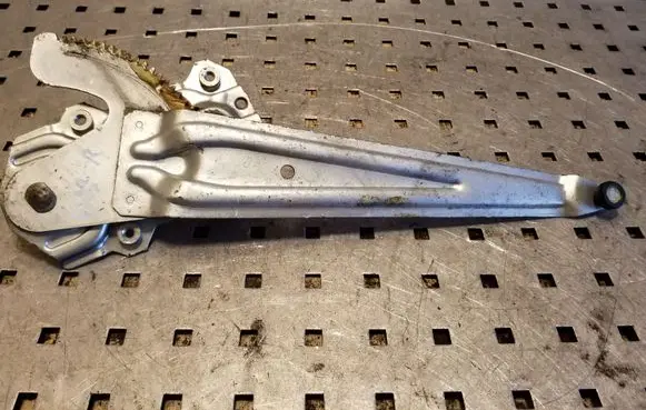 Rear door manual window regulator