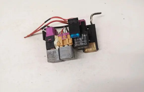 Volkswagen PASSAT B5 Fuse box set 8a0937530