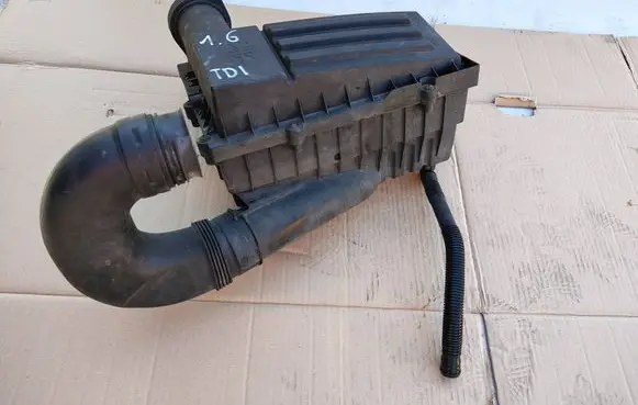 Volkswagen PASSAT B6 Air filter box cover 