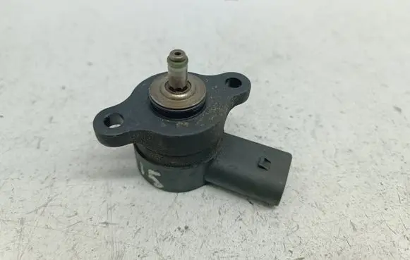 Mercedes-Benz A W168 Fuel pressure regulator A6110780149 0281002241 6110780149
