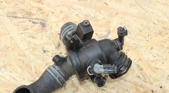 Thermostat/thermostat housing