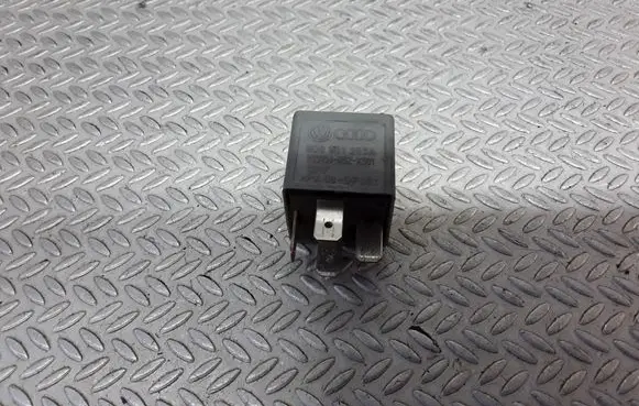 Volkswagen PASSAT B5 Other relay 8D0951253A