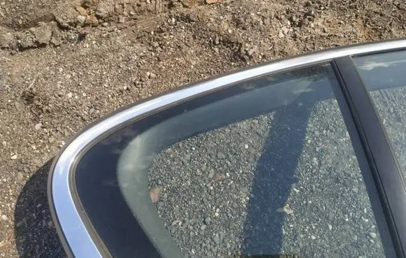 BMW 5 GT F07 Rear vent window glass as2