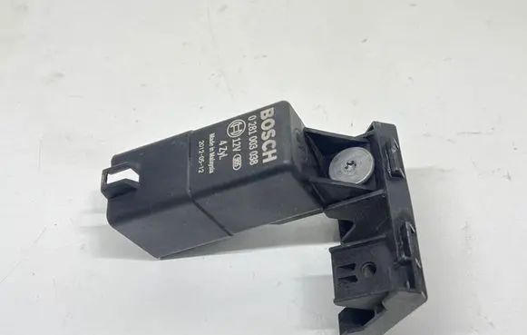 Volkswagen Golf VI Glow plug pre-heat relay 038907281D