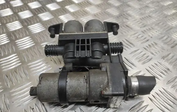 BMW 5 E39 Coolant heater control valve 8372004 1147412119