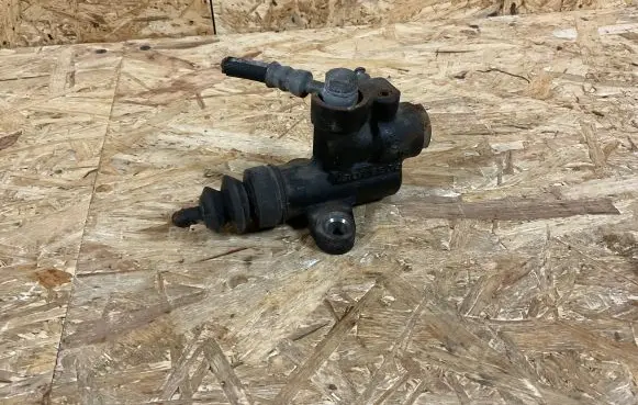 Subaru Legacy Clutch slave cylinder 