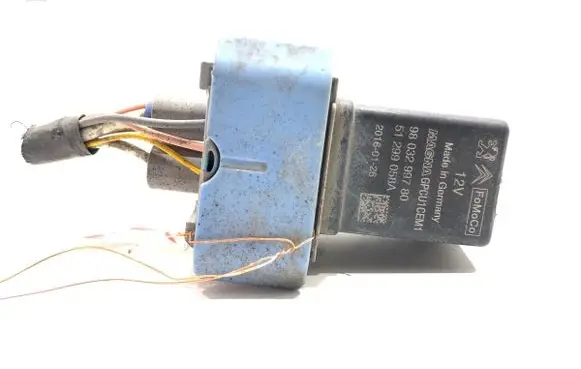 Peugeot 208 I other engine part 9803299780