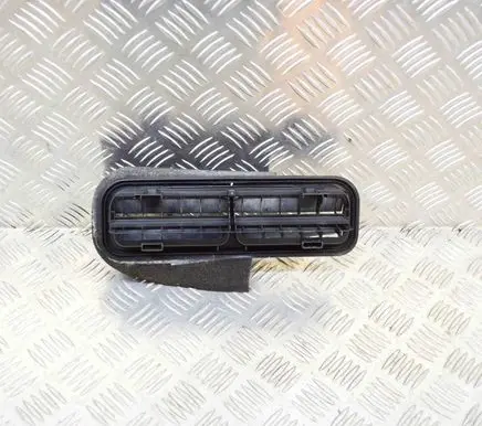 Quarter panel pressure vent