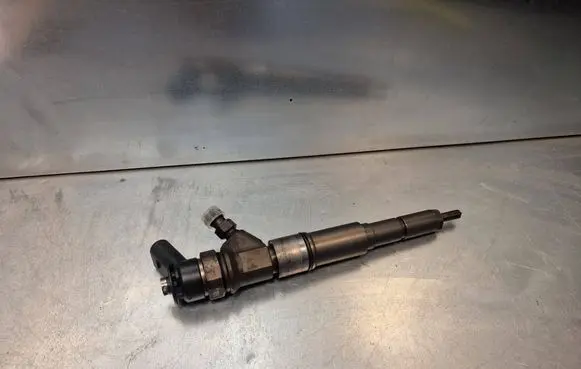 BMW 3 E90 E91 Fuel injector 0445110216