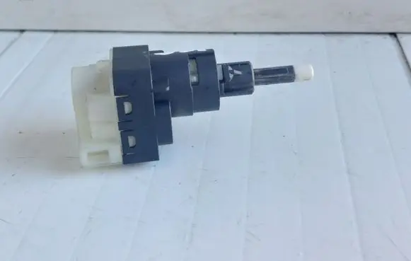 Volkswagen PASSAT B5.5 Brake pedal sensor switch 52500533