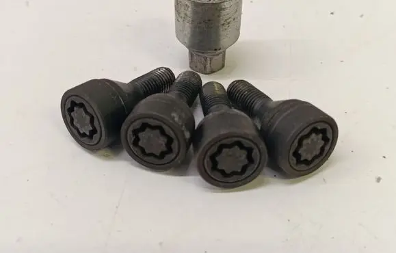 Jeep Cherokee Anti-theft wheel nuts and lock 