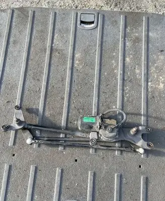 KIA Sorento Front wiper linkage and motor 981003E100