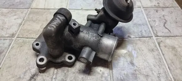 Toyota Yaris EGR valve 33010