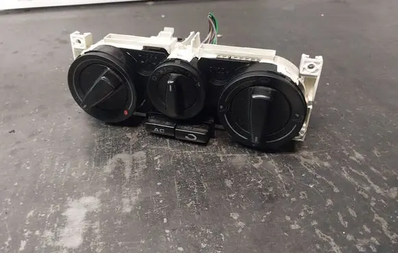 Volkswagen PASSAT B5 Climate control unit 1J0820045G