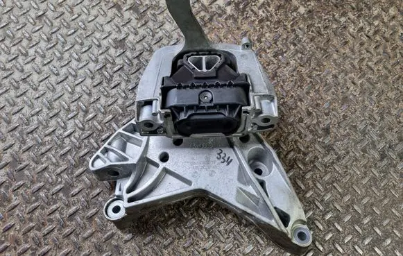 Engine mounting bracket