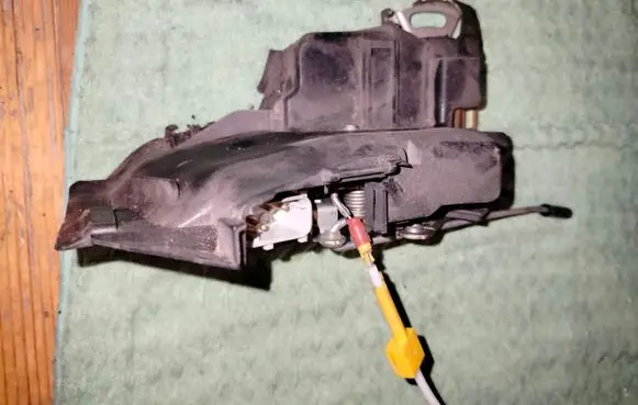 BMW 5 E39 Front door lock 8235113