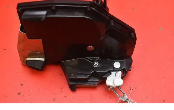 Suzuki Swift I Front door lock 