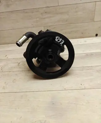 Toyota Corolla Verso E121 Power steering pump 
