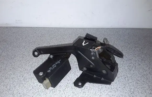BMW 5 E39 Tailgate window lock/catch/latch 8238469
