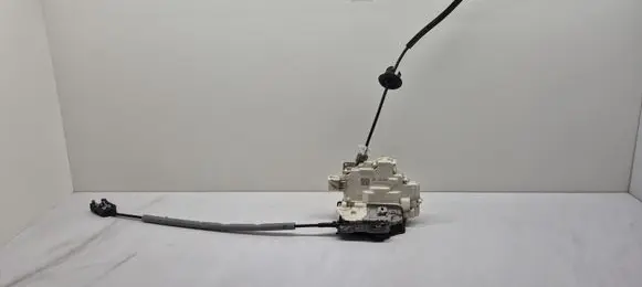 Porsche Cayenne (92A) Rear door lock 8K0839015