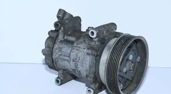 Renault Clio III Air conditioning (A/C) compressor (pump) 8200819568
