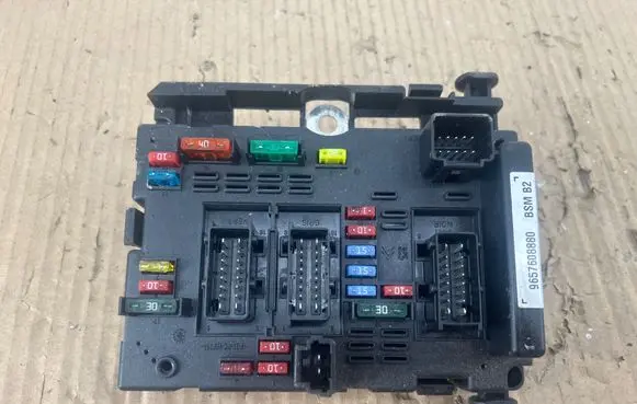 Volkswagen Tiguan Fuse module 9657608880 86215686