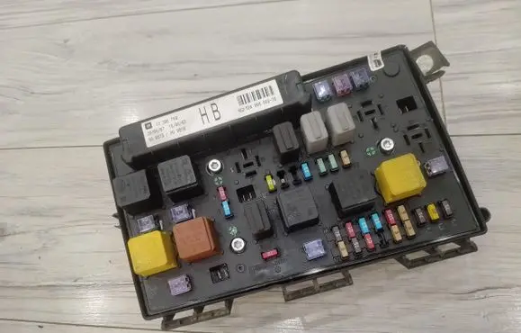 Opel Astra H Fuse box set 13206754