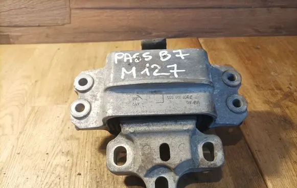 Volkswagen PASSAT B7 Engine mount bracket 3C0199555