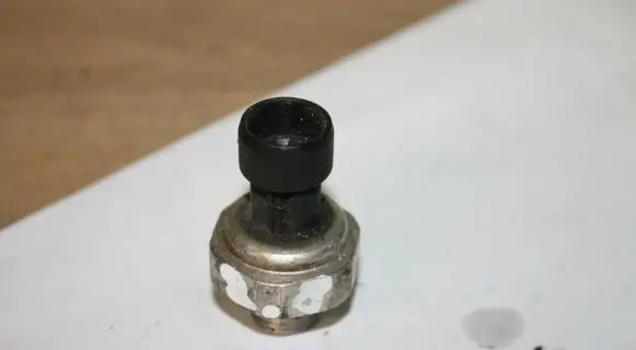 Nissan X-Trail T30 Oil pressure sensor 