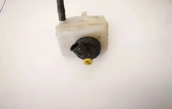 Brake fluid reservoir