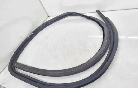 Trunk rubber seal (body)