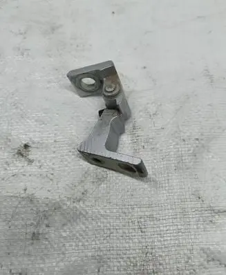 Skoda Yeti (5L) Rear door lower hinge 8K0831401A