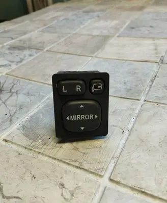 Wing mirror switch