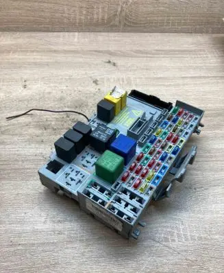 Opel Zafira A Fuse module 24412497 90191753