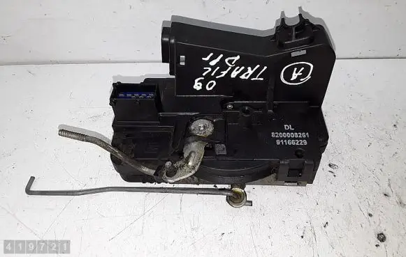 Renault Trafic II (X83) Front door lock 8200008261
