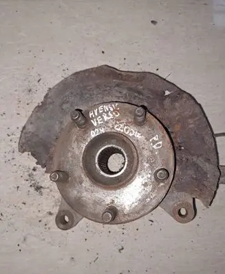 Toyota Avensis Verso Front wheel hub