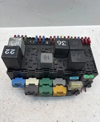Volkswagen PASSAT B4 Fuse box set 357937039