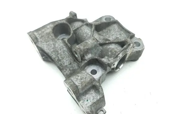 Land Rover Evoque II Engine mounting bracket K8D26030AB