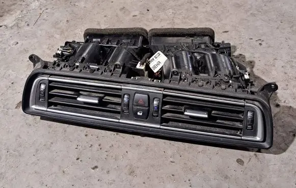 BMW 7 F01 F02 F03 F04 Dash center air vent grill 9115859