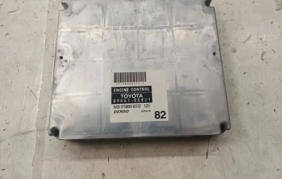Toyota Avensis T250 Engine control unit/module 8966105821 MB1758008332