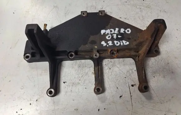 Mitsubishi Pajero Engine mounting bracket