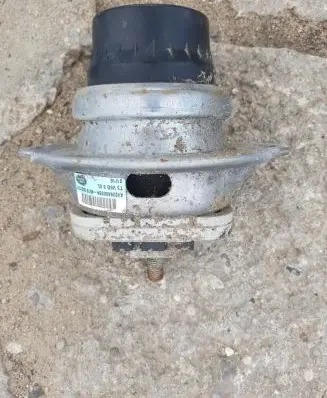 Engine mount vacuum valve